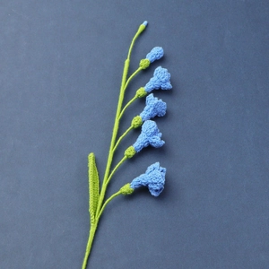 Texture détaillée d'une fleur de freesia bleue crochetée à la main avec cinq petits pétales
