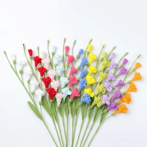 Bouquet de freesia fait main au crochet aux couleurs vives avec tiges et feuilles vertes