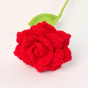 Rose au crochet faite à la main avec tige verte pour compositions de bouquets