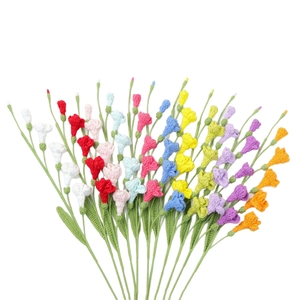 Fleurs de freesia faites à la main au crochet aux couleurs vives sur fond blanc épuré