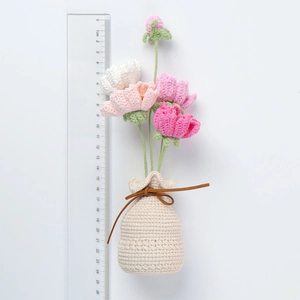 Detailansicht der handgehäkelten Tulpen im Topf mit Lineal zur Anzeige von 20 cm Höhe
