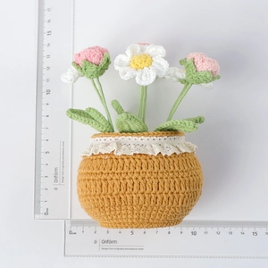 Handgehäkelte Gänseblümchen im gelben Topf, handgefertigte Kunstpflanze Höhe ca. 14,5 cm