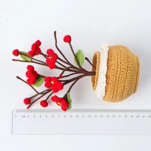 Gehäkelte rote Kunstblume im Topf mit Lineal zur Anzeige der Gesamthöhe von 22 cm