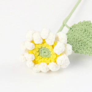 Fleur de gerbera marguerite crochetée à la main avec pétales blancs pour décoration