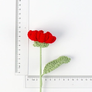 Vue détaillée d'une fleur crochetée à la main avec règle mesurant une taille de 16 cm