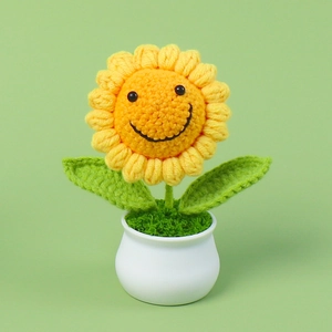Handgemaakte gehaakte zonnebloem in witte pot met glimlach voor huisdecoratie