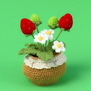 Plante de fraises au crochet faite main avec baies rouges et vertes sur pot dentelle