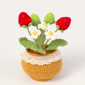 Dettaglio di pianta di fragola all'uncinetto con fiori e decorazione in pizzo