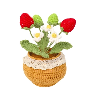 Plante de fraises au crochet faite à la main avec baies rouges et fleurs en pot jaune