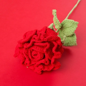 Rosa rossa fatta a mano all'uncinetto con foglie per decoro e regali San Valentino