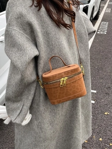 Sac seau en daim marron avec imprimé léopard et détails dorés pour femmes