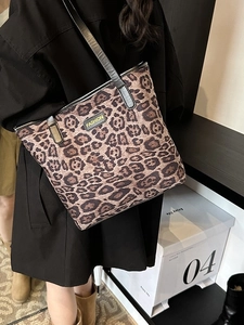 Leopard print tote bag with Fashion label for women, large capacity shoulder bag