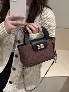 Sac à main matelassé marron avec poignée noire et bandoulière chaîne dorée