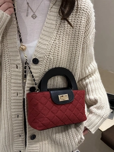 Sac à bandoulière matelassé rouge élégant avec poignée noire et chaîne dorée pour femme