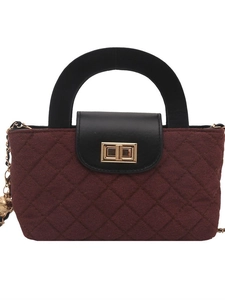 Sac bandoulière matelassé bordeaux et noir avec un fermoir doré en métal