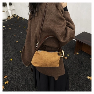 Dettaglio della borsa quadrata vintage in pelle scamosciata gialla con anelli dorati