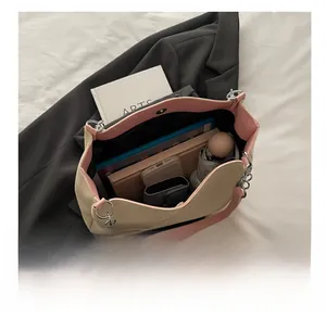 Vue intérieure montrant la grande capacité pour tablette et carnet dans le sac
