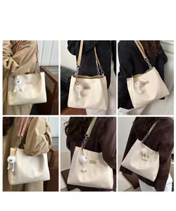 Vue multi-angle d'un cabas beige avec chaîne et peluche portée par un mannequin