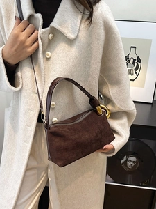 Grande borsa a tracolla in pelle scamosciata marrone con anello dorato