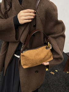 Borsa tote retrò in pelle scamosciata marrone con anello in metallo dorato e tracolla