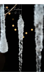 Macro di addobbo natalizio in acrilico con effetto ghiaccio e zucchero su sfondo scuro