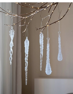 Dettaglio di ghiaccioli in acrilico trasparente con luci LED per l'albero di Natale