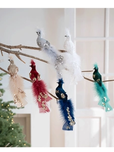 Détail de six oiseaux de Noël pailletés avec de longues plumes sur des branches