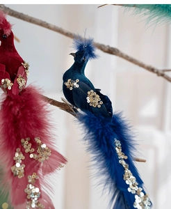 Détail des ornements de paon en velours avec plumes, paillettes et clip métallique