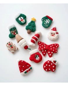Detailliertes Set aus zwölf handgefertigten Weihnachtsauflagen aus Filz zum Basteln