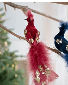 Détail d'oiseaux de Noël en velours avec paillettes et plumes sur un sapin