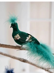 Détail d'un oiseau décoratif vert foncé avec paillettes et pince pour sapin de Noël