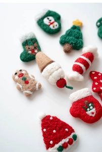 Flache Ansicht der Weihnachtsanhänger aus Wollfilz mit Lebkuchenmann und Bäumen