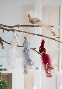 Détail d'oiseaux scintillants avec plumes et clips pour décoration de sapin de Noël