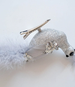 Détail macro d'un oiseau argenté pailleté avec clip pour décoration de sapin de Noël