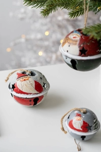 Détail de cloches de Noël vintage en métal avec motifs bonhomme de neige et père Noël