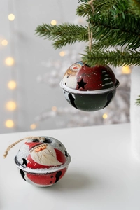Détail de cloches de Noël rétro en métal peintes avec Père Noël et bonhomme de neige