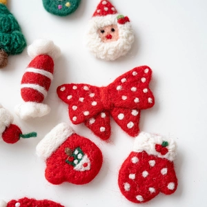 Handgefertigte Weihnachtsanhänger aus Filz mit Weihnachtsmann, Süßigkeiten und roten Handschuhen
