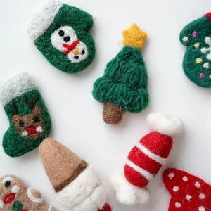 Handgefertigter Weihnachtsschmuck aus Filz mit Schneemann, Baum und Zuckerstangen