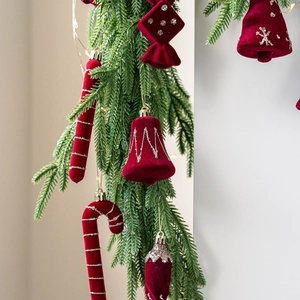 Ornements de Noël en velours rouge avec cloches et sucres d'orge sur branche