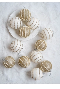 Dettaglio di palline di Natale da 8cm color champagne e bianco con perle e glitter