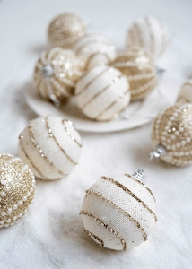 Dettaglio di palline di Natale champagne 8cm con strisce glitter oro e perle