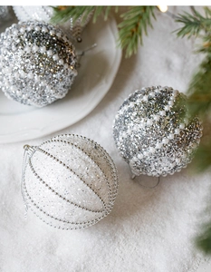 Dettaglio di palline di Natale champagne da 8 cm con perle e catena d'argento decorativa