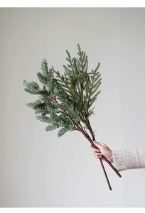 Detailansicht von realistischen künstlichen Kiefernzweigen aus PE für die Weihnachtsdeko