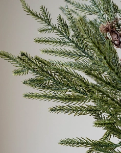 Makro-Detail von naturgetreuen PE-Kiefernnadeln mit realistischer grüner Textur