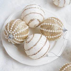 Set di 4 palline di Natale da 8 cm color champagne e bianco perla con glitter e perline
