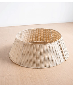Détail du panier de sapin de Noël tressé à la main beige clair à quatre panneaux