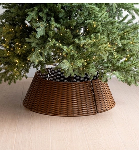 Détail de la texture tressée en rotin marron foncé du support de pied de sapin de Noël