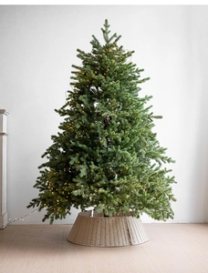 Détail du panier de sapin de Noël tressé avec des lumières LED et aiguilles vertes