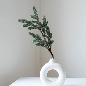 Minimalistische weiße Keramikvase in Ringform mit künstlicher Kiefer für Wohndekoration