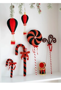 Detail van fluwelen kerstversieringen met rood-groene glitter snoepjes en luchtballonnen